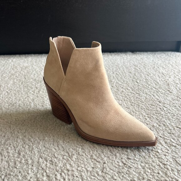LIKE NEW! Vince Camuto Gigietta Ankle Suede Bootie in Tortilla Tan Beige Size 7 - Picture 2 of 11